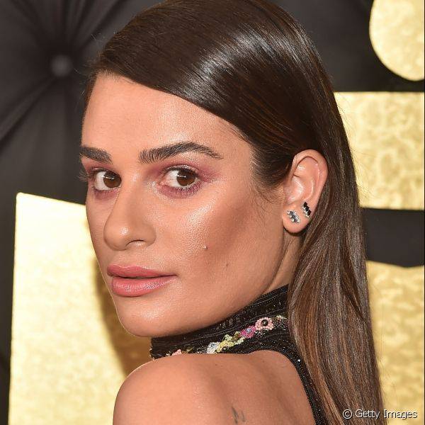 A sombra esfumada ao redor dos olhos deixou a maquiagem de Lea Michele com um toque mais fashionista (Foto: Getty Images)